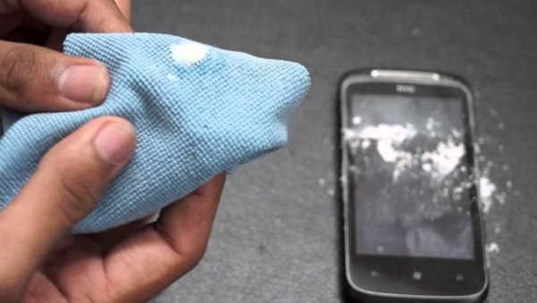 fix a cracked phone screen with toothpaste