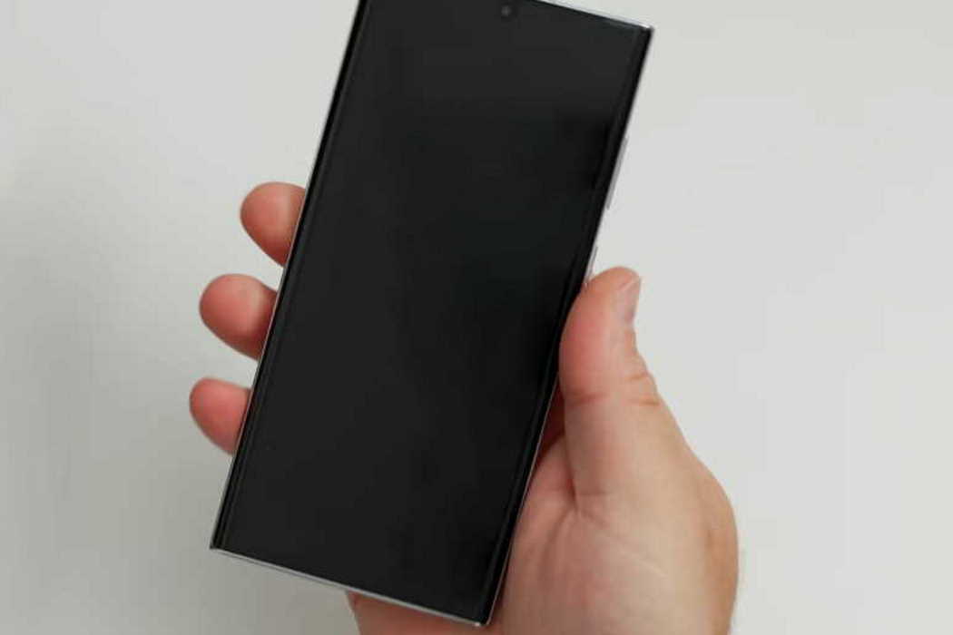 galaxy-s22-screen-turns-off-goes-black-issue